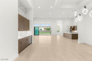 10793 Vista Altura Ave in Las Vegas, NV - Building Photo