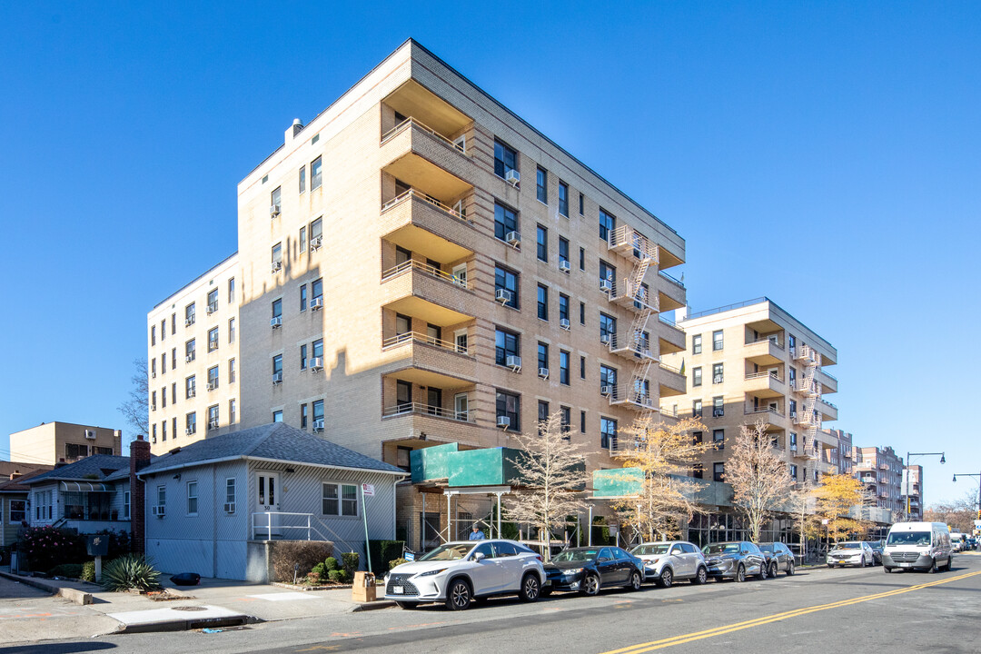 2 W End Ave in Brooklyn, NY - Building Photo