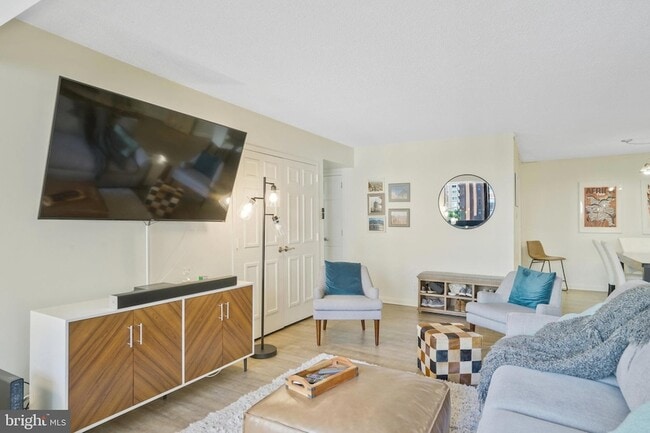 3800 Fairfax Dr, Unit 301 in Arlington, VA - Building Photo - Building Photo