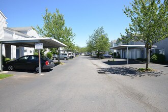 Capitola Commons Apartments in Portland, OR - Building Photo - Building Photo