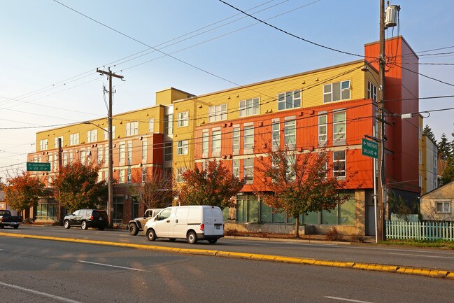 DESC's Aurora House in Seattle, WA - Foto de edificio - Building Photo