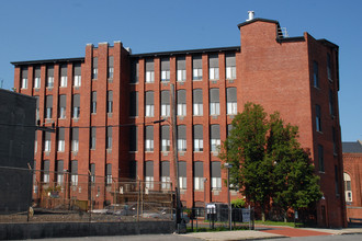 2 Broadway in Paterson, NJ - Foto de edificio - Building Photo