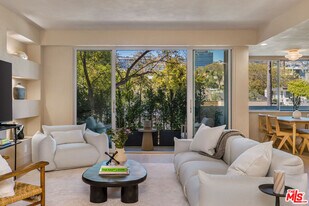 818 N Doheny Dr in West Hollywood, CA - Building Photo