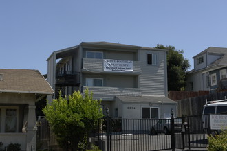 Laurel Foothill Apartments in Oakland, CA - Building Photo - Building Photo