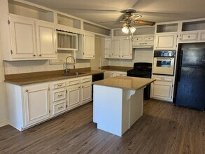 879 N Lydia Ave in Stephenville, TX - Building Photo - Building Photo
