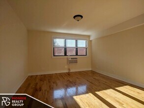 563 W Arlington Pl, Unit #555-2-506 in Chicago, IL - Building Photo - Building Photo