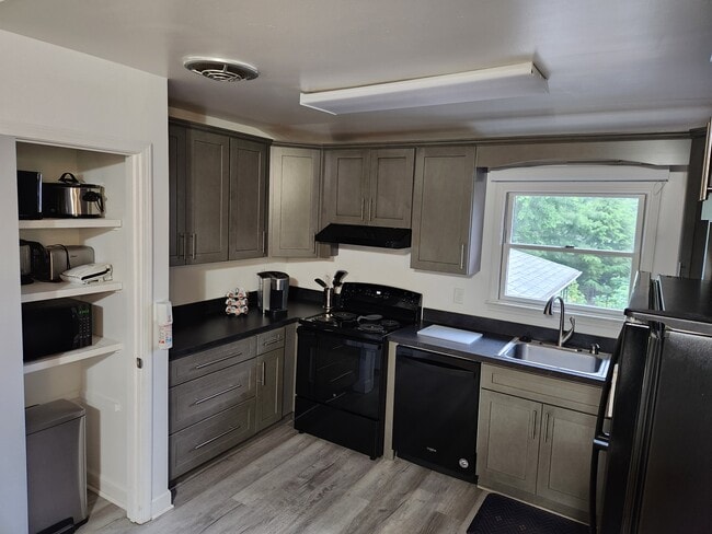 817 Huntington Rd, Unit Rockcreek Neighborhood