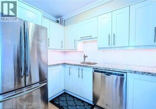 212 Kerr St in Oakville, ON - Building Photo - Building Photo