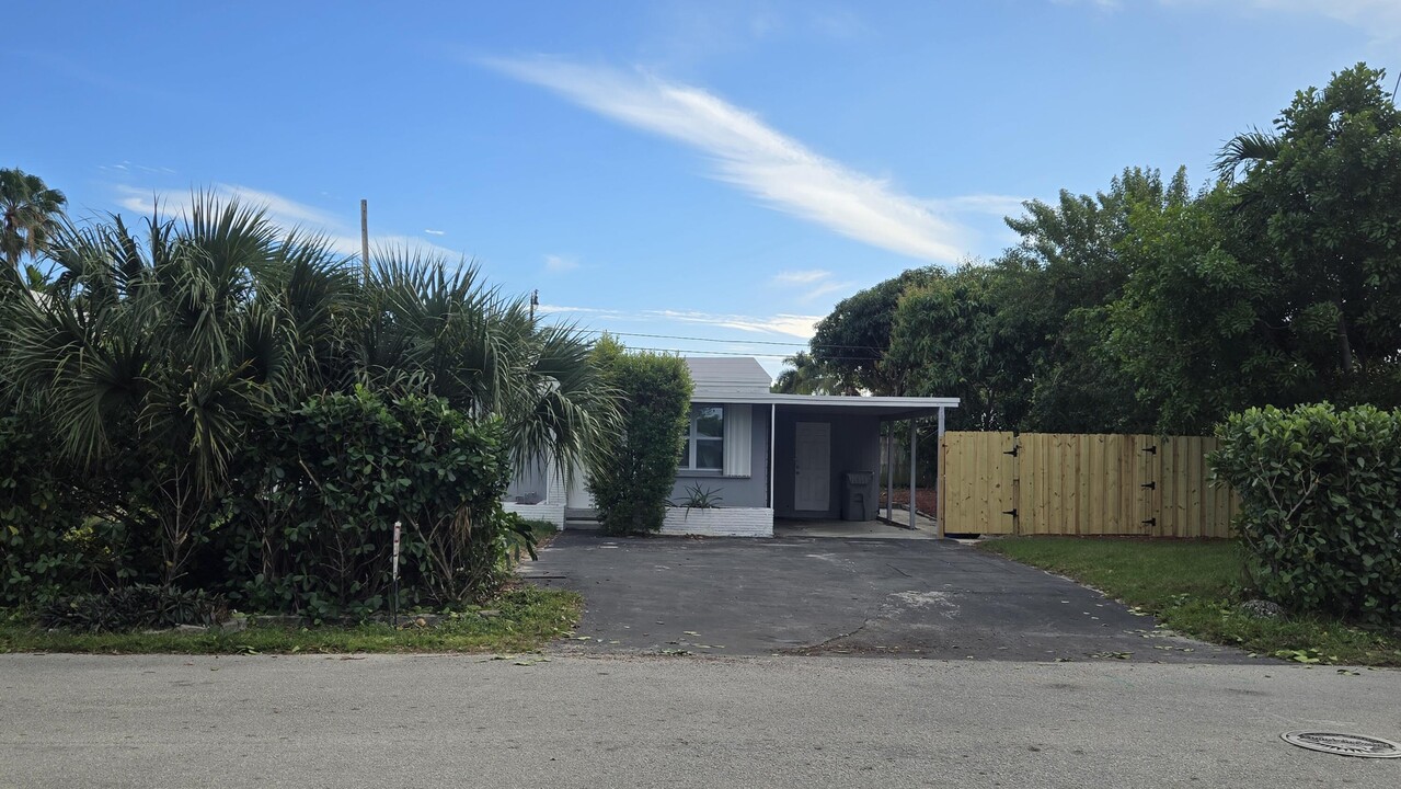 1512 NE 28th St in Pompano Beach, FL - Building Photo