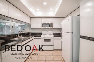 1755 El Cerrito Pl in Los Angeles, CA - Building Photo - Building Photo