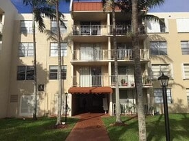13100 SW 92nd Ave, Unit 216 in Miami, FL - Building Photo