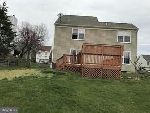 13711 Springhaven Dr in Chantilly, VA - Foto de edificio - Building Photo