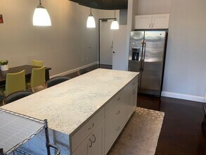 214 E Travis St in San Antonio, TX - Building Photo - Building Photo