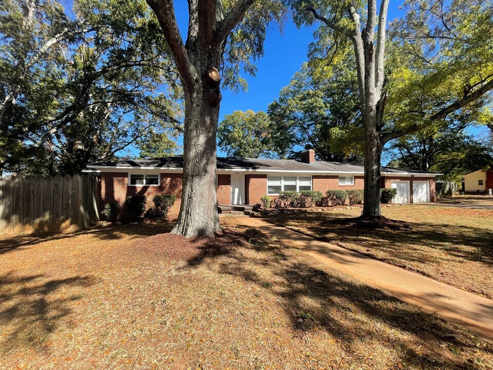 201 Neal Dr in Charlotte, NC - Building Photo