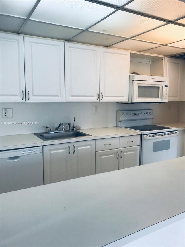 6960 NW 174th Ter, Unit 208 in Hialeah, FL - Building Photo - Building Photo