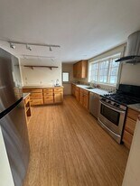 2 Quechee Rd in Hartland, VT - Building Photo