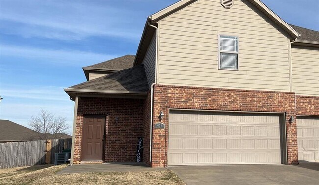 901 Oakwood Ln in Centerton, AR - Foto de edificio - Building Photo