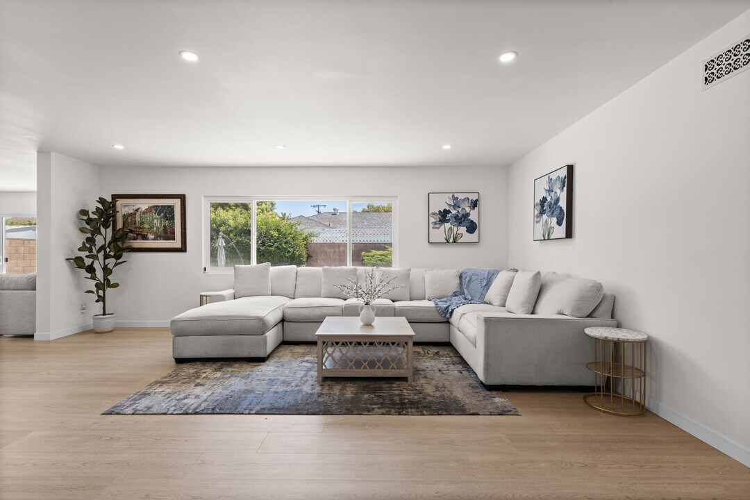 9038 Whitaker Ave in Los Angeles, CA - Foto de edificio
