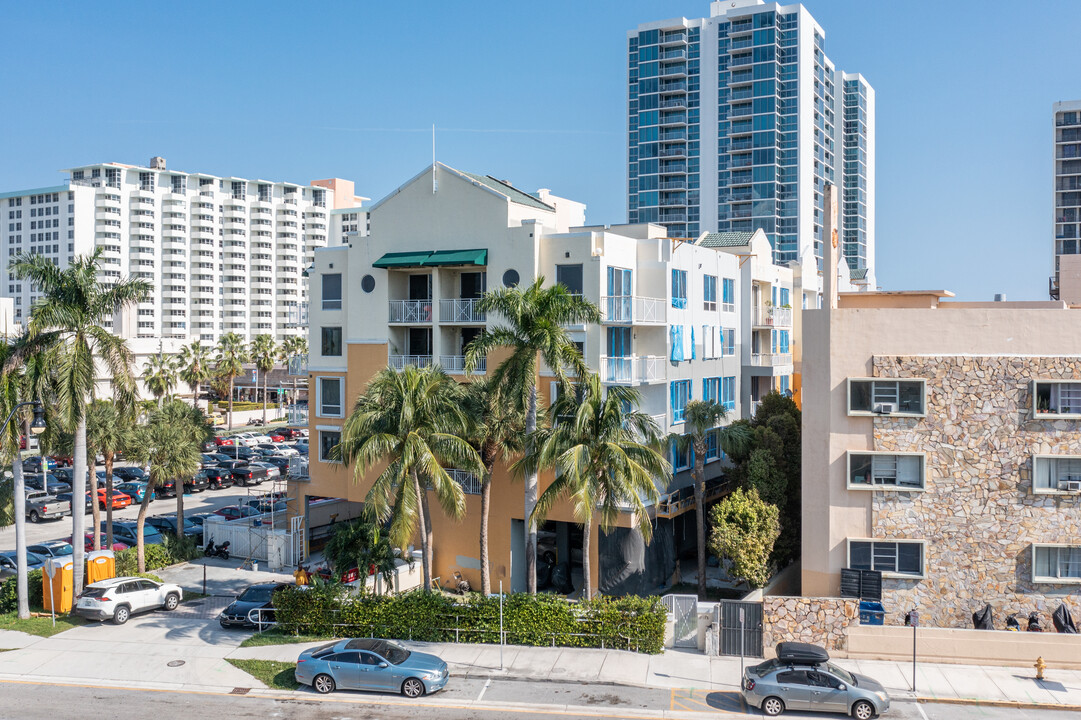 Capo Mar in Miami Beach, FL - Building Photo