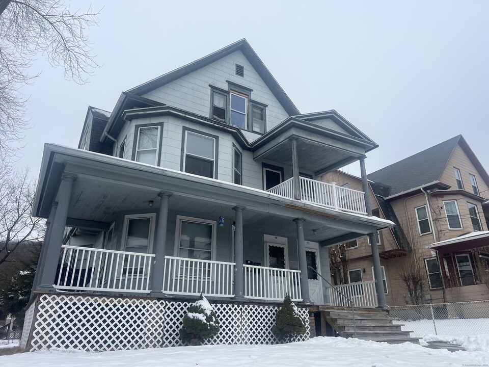 131 Bunker Hill Ave in Waterbury, CT - Building Photo