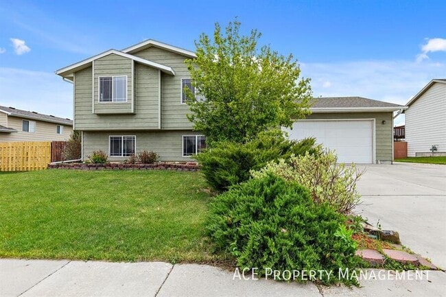 109 McDowell Dr in Box Elder, SD - Foto de edificio - Building Photo