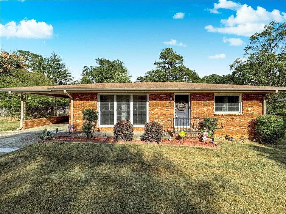 4065 Old Austell Rd in Powder Springs, GA - Foto de edificio