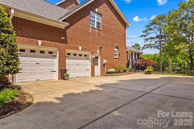 806 Pine Forest Rd in Charlotte, NC - Building Photo - Building Photo