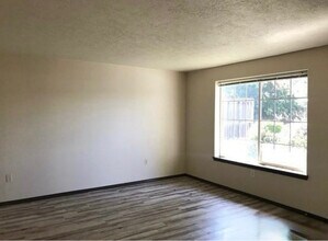 1401 W Locust St in Stayton, OR - Building Photo - Building Photo