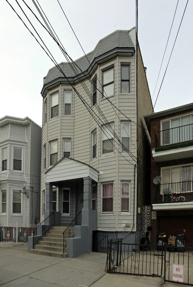 18 Poplar St in Jersey City, NJ - Building Photo - Building Photo