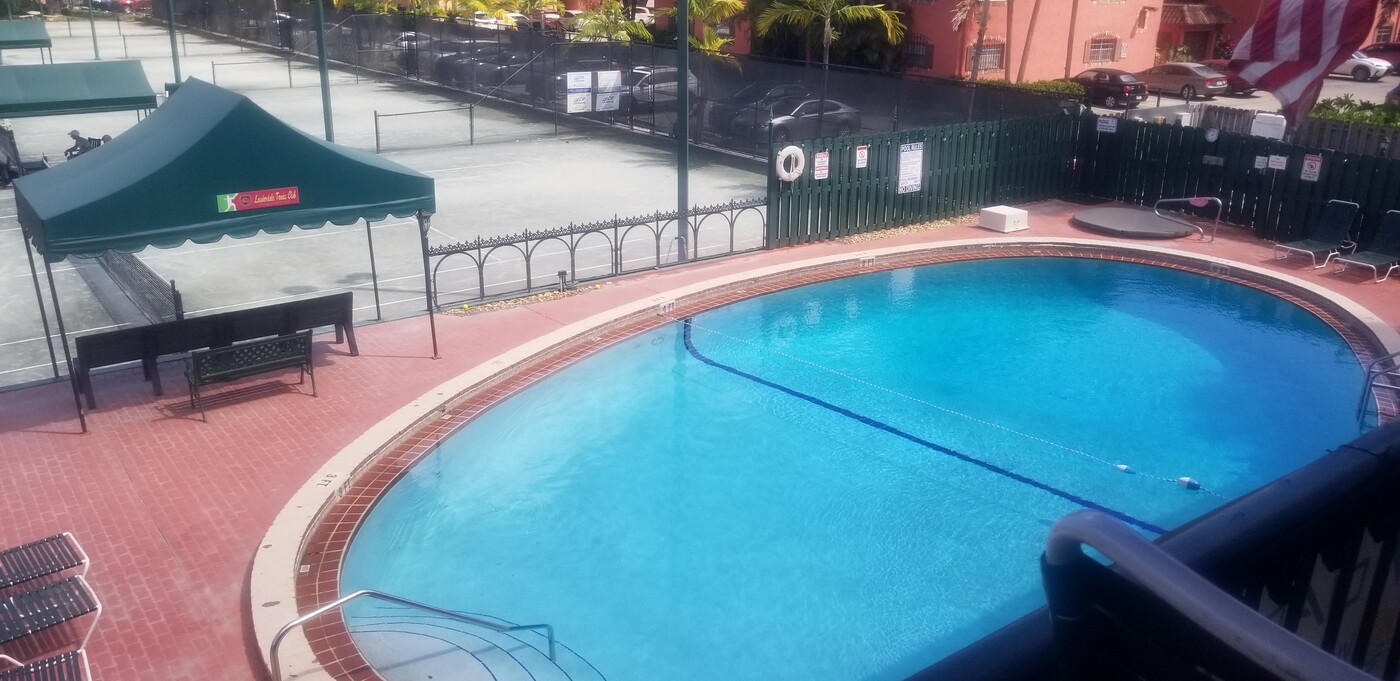 660 Tennis Club Dr, Unit 208 in Fort Lauderdale, FL - Building Photo