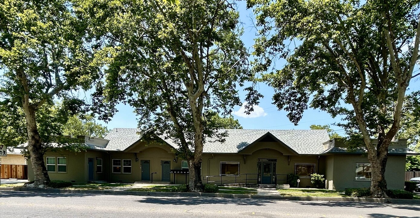 573-583 Minaret Ave in Turlock, CA - Building Photo