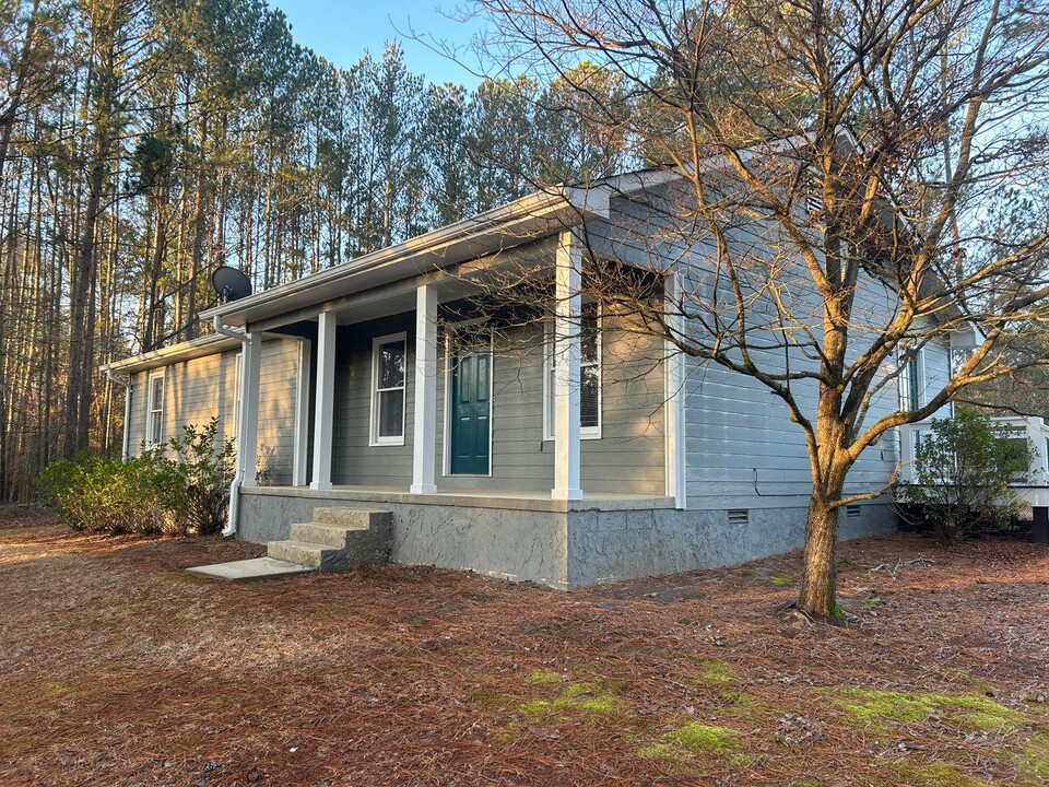 1090 Sunshadow Ln in Bishop, GA - Building Photo