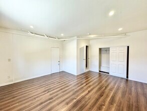 1023 Larch St in Inglewood, CA - Foto de edificio - Building Photo