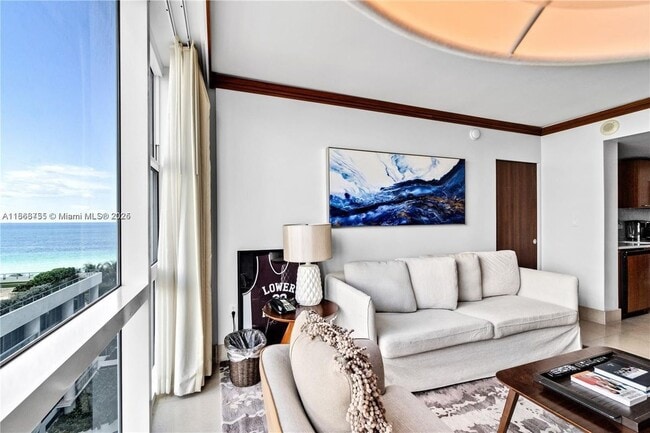 6801 Collins Ave in Miami Beach, FL - Foto de edificio - Building Photo
