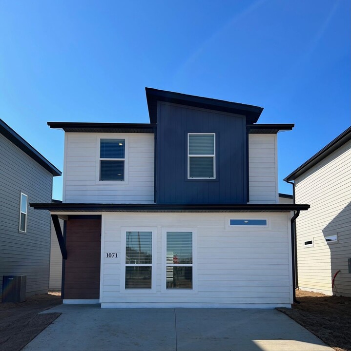 1071 Boardwalk Ave in Bentonville, AR - Building Photo
