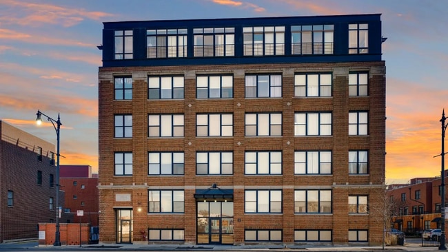 2911 N Western Ave in Chicago, IL - Foto de edificio - Building Photo