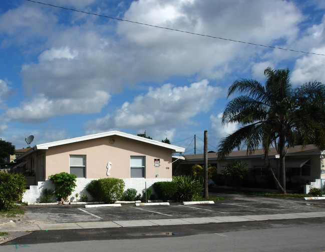 2221 Adams St in Hollywood, FL - Building Photo - Building Photo