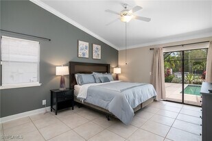 4975 Hickory Wood Dr in Naples, FL - Building Photo