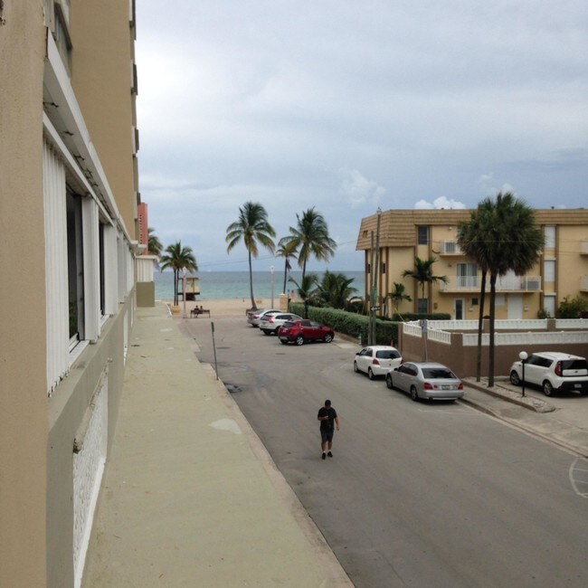 320 S Surf Rd-Unit -206 in Hollywood, FL - Building Photo - Building Photo