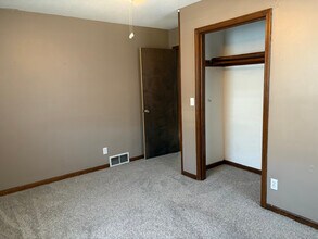 103 E Brasfield St in Smithville, MO - Building Photo - Building Photo