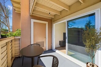 eaves Foster City in Foster City, CA - Foto de edificio - Building Photo