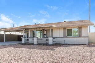 2460 E Manhatton Dr in Tempe, AZ - Building Photo