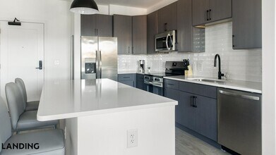 1007 S Mint St, Unit 816 in Charlotte, NC - Building Photo - Building Photo