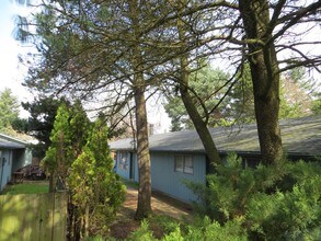 17807 SE Division St in Portland, OR - Foto de edificio - Building Photo