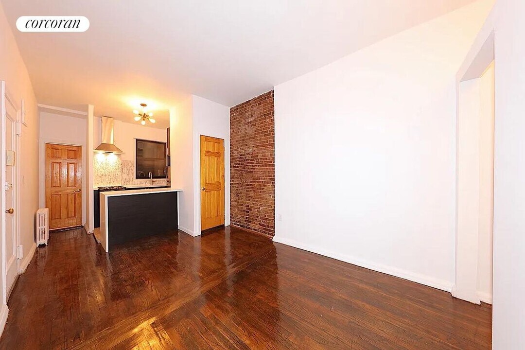 301 E 95th St in New York, NY - Building Photo