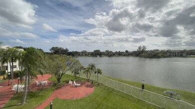 2880 N Oakland Forest Dr, Unit Lakeview in Oakland Park, FL - Building Photo - Building Photo