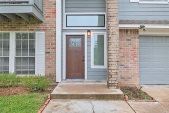 3122 Lazy Brook Dr in Sugar Land, TX - Foto de edificio - Building Photo