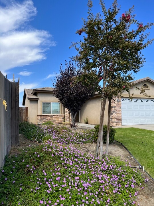 6125 Kendra St in Bakersfield, CA - Foto de edificio