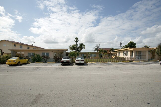 60-74 W 11th St in Hialeah, FL - Building Photo - Building Photo