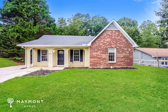 8645 Garvey Dr in Fairburn, GA - Building Photo